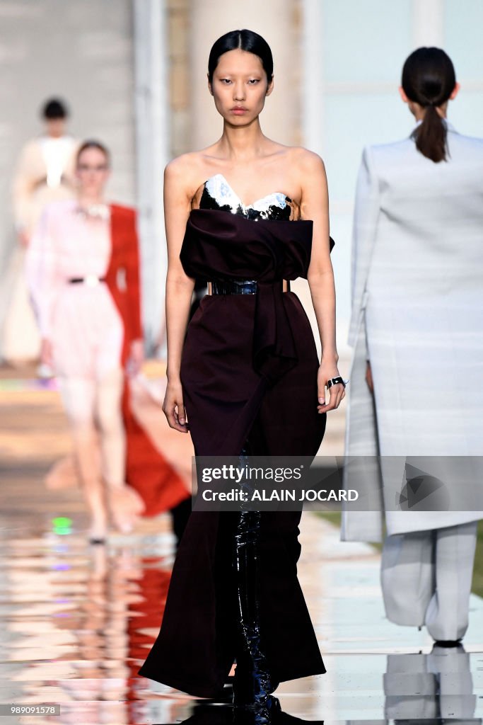 Givenchy Modelo A model presents a creation by Givenchy during the 2018-2019... News ...