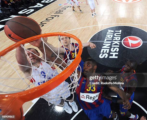 Pete Mickeal, #33 of Regal FC Barcelona competes with Ramunas Siskauskas, #9 of CSKA Moscow during the Euroleague Basketball Senifinal 1 between...