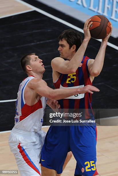 Erazem Lorbek, #25 of Regal FC Barcelona competes with Viktor Khryapa, #31 of CSKA Moscow in action during the Euroleague Basketball Senifinal 1...