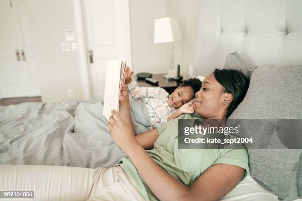 lesen, vor dem schlafen - bedtime stories stock-fotos und bilder