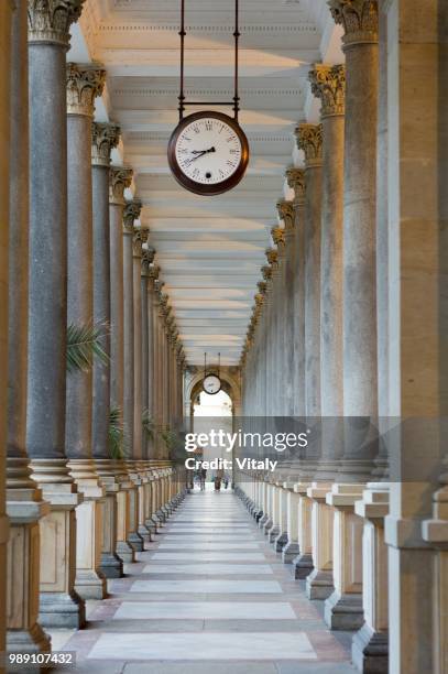 kolonada - colonnade fotografías e imágenes de stock