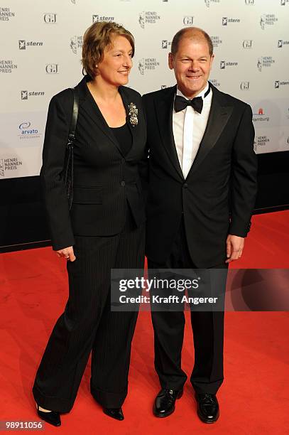 Olaf Scholz and guest attend the Henri-Nannen-Award at the Schauspielhaus on May 7, 2010 in Hamburg, Germany.