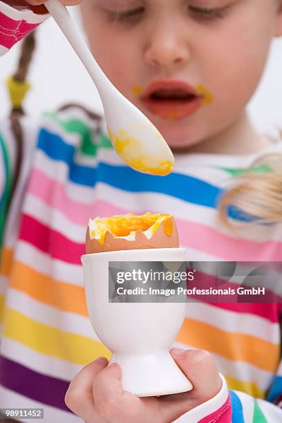 baby girl (12-23 months) eating soft boiled egg - 12 23 months stockfoto's en -beelden