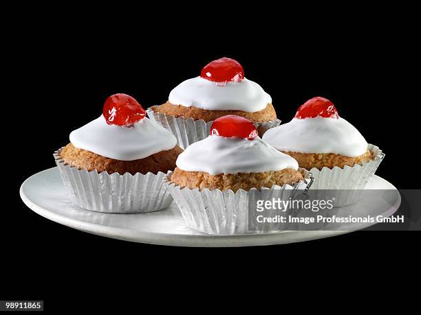 cupcakes with cocktail cherries. - forma de queque imagens e fotografias de stock