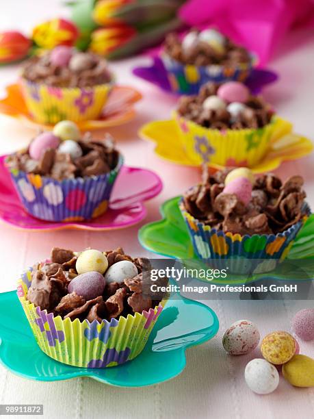 chocolate easter nests in cupcake iners. - forma de queque imagens e fotografias de stock