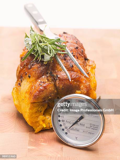 stuffed breast of veal with meat thermometer, close-up - veau fond blanc photos et images de collection