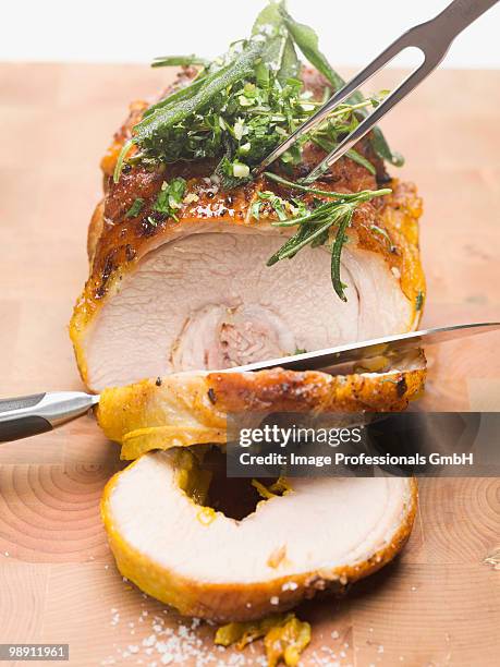 stuffed breast of veal and slices, close-up - veau fond blanc photos et images de collection