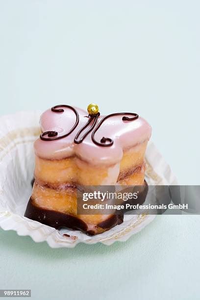 petit four in paper case, close-up - cake case stock pictures, royalty-free photos & images