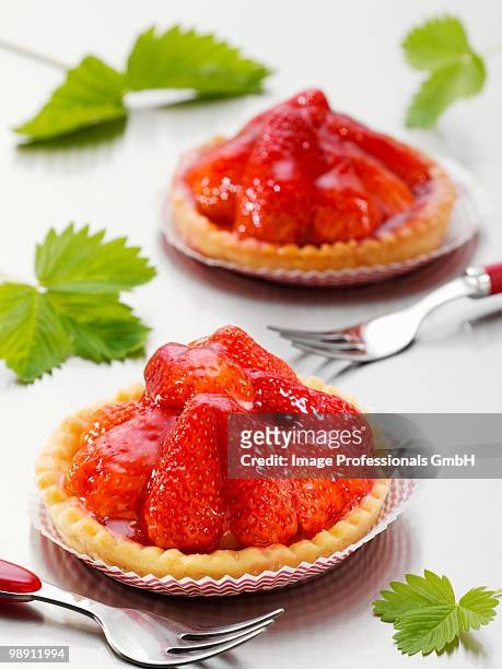 strawberry tarts, close-up - forma de queque imagens e fotografias de stock