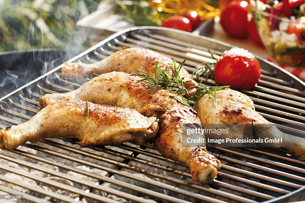 Barbecued chicken legs with rosemary and tomato