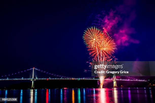 poughkeepsie fireworks 2015 (3) - poughkeepsie stock pictures, royalty-free photos & images