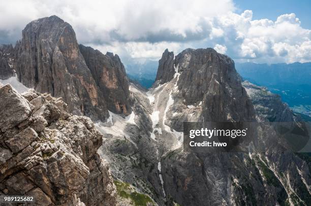 mt pala di san martino, 2987 m, on the right mt cima di val di roda, 2791 m, pala group, dolomites, siror, trentino-alto adige, italy - a roda stock-fotos und bilder