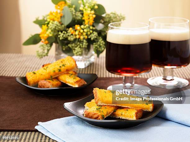 welsh rarebit with dark beer, close-up - welsh culture stock-fotos und bilder