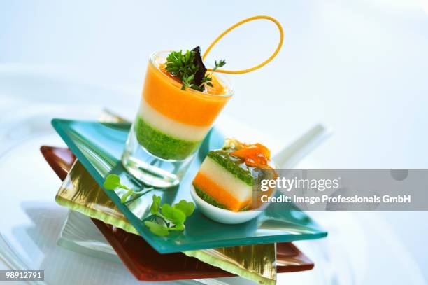 vegetable terrine with salmon cream in glass, close-up - viereckiger teller stock-fotos und bilder