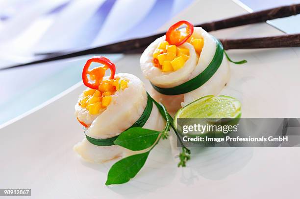 sole rolls with mango and chilli - sogliola foto e immagini stock