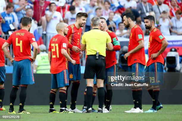 David Silva, Gerard Pique, Sergio Ramos, Sergio Busquets, Diego Costa of Spain argue for the penalty with referee Bjorn Kuipers of the Netherlands...