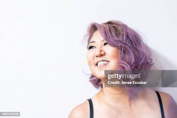 mädchen mit kurzen lila haaren 1 - purple hair stock-fotos und bilder
