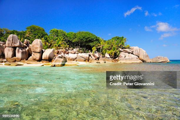 granite rocks, uninhabited island of ile cocos, coco iceland, praslin, seychelles - cocos island stockfoto's en -beelden