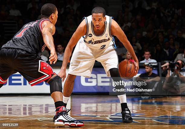 Shaun Livingston of the Washington Wizards moves the ball against the Chicago Bulls during the game at the Verizon Center on April 2, 2010 in...