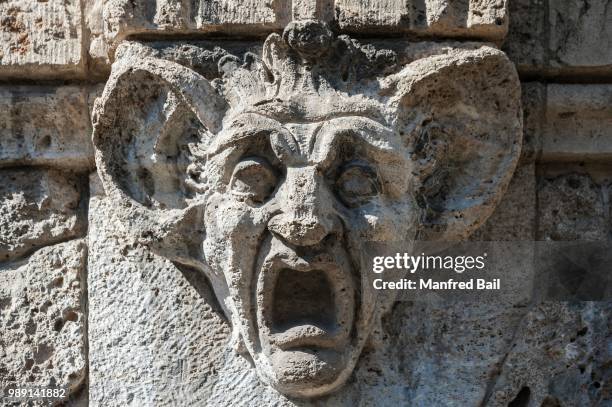 stone carving, head with huge ears and wide open mouth, munich, bavaria, germany - giant stone heads stock pictures, royalty-free photos & images