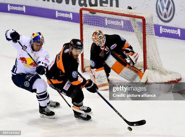 Grizzlys Wolfsburg - EHC Red Bull Munich, primary round, 31st play day in the Eis Arena in Wolfsburg, Germany, 14 December 2017. Wolfsburg's Jeff...