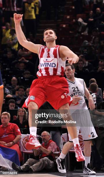 Linas Kleiza, #11 of Olympiacos Piraeus in action during the Euroleague Basketball Semifinal 2 between Partizan Belgrade vs Olympiacos Piraeus at...