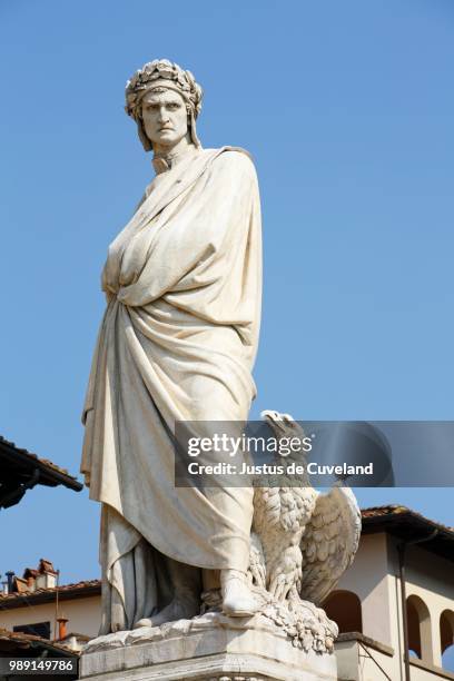 statue of dante alighieri, piazza santa croce, unesco world heritage site, historic centre, florence, tuscany, italy - croce photos et images de collection