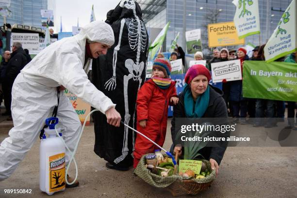 Demonstrators at an anti-glyphosate protest outside the CSU party conference in Nuremberg, Germany, 15 December 2107. Photo: Nicolas Armer/dpa