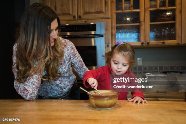 niña aprende a mezclar en la cocina - mt cook fotografías e imágenes de stock