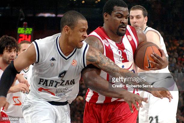 Sofoklis Schortsanitis of Olympiacos and Lawrence Roberts of Partizan in action during the Euroleague Basketball Semifinal 2 between Partizan...