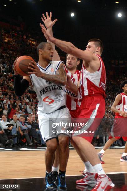 Lawrence Roberts of Partizan and Theodoros Papaloukas and Linas Kleiza of Olympiacos in action during the Euroleague Basketball Semifinal 2 between...