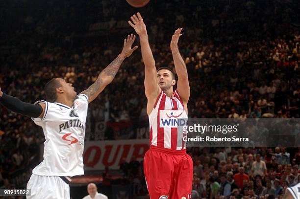 Linas Kleiza of Olympiacos shoots against Lawrence Roberts of Partizan during the Euroleague Basketball Semifinal 2 between Partizan Belgrade and...