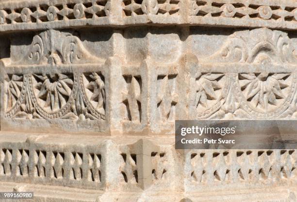 ornate stone carvings at ranakpur jain temple, rajasthan, india - ranakpur temple stockfoto's en -beelden