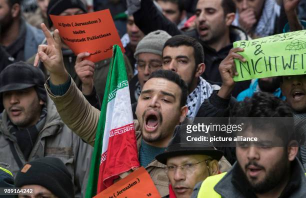 Palestinians protest against the recognition of Jerusalem as Irsael's capital by the USA and hold up a sign reading 'Jerusalem bleibt die Hauptstadt...