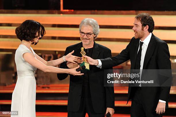 Asia Argento, Tullio Solenghi and Valerio Mastandrea holds the 'David Di Donatello' award for Best Male Actor for 'La Prima Cosa Bella' during the...