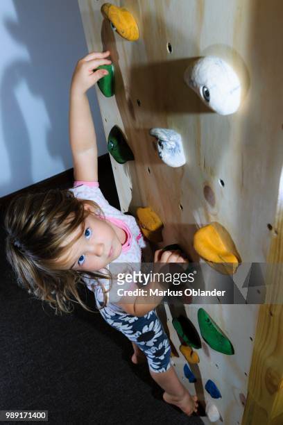 girl, 3 years, climbing on a climbing wall in the children's room - 2 3 years one girl only ストックフォトと画像