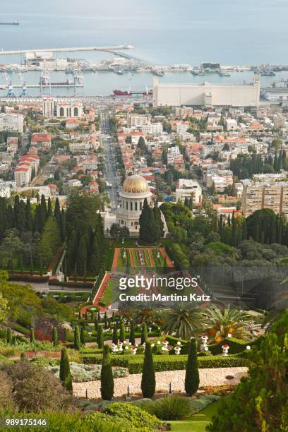 the gardens of the bahai on mount carmel and shrine of bab tomb with dome, bay, haifa, israel - bahai stockfoto's en -beelden