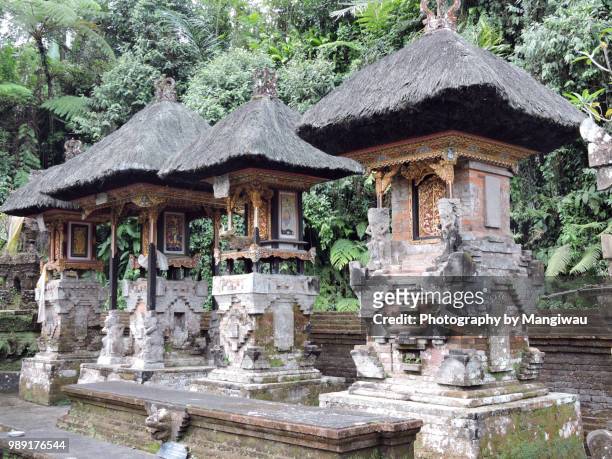 balinese temple - incense coils 個照片及圖片檔