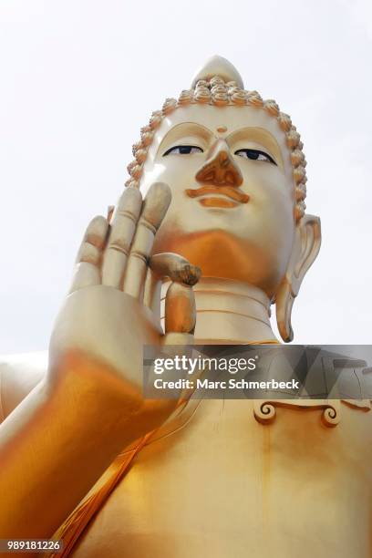 the great buddha of khao rang, phuket, thailand - marc schmerbeck stockfoto's en -beelden