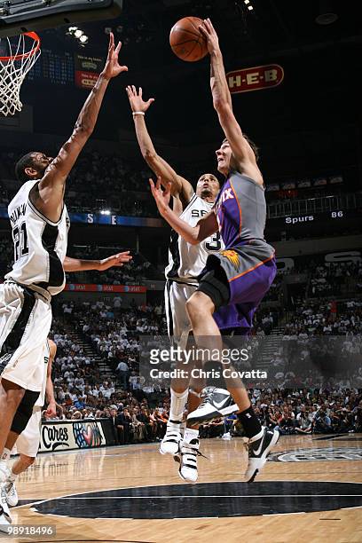 Goran Dragic of the Phoenix Suns shoots over Tim Duncan of the San Antonio Spurs in Game Three of the Western Conference Semifinals during the 2010...