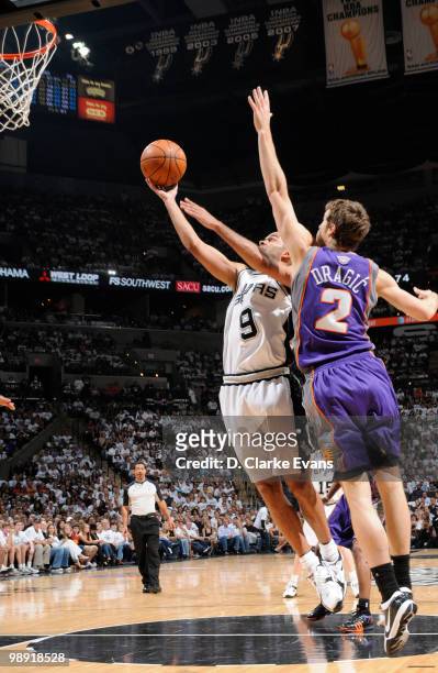 Tony Parker of the San Antonio Spurs shoots against Gordan Dragic of the Phoenix Suns in Game Three of the Western Conference Semifinals during the...