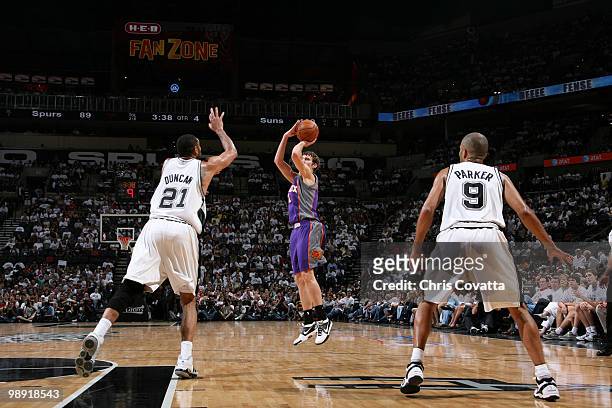 Goran Dragic of the Phoenix Suns shoots over Tim Duncan of the San Antonio Spurs in Game Three of the Western Conference Semifinals during the 2010...