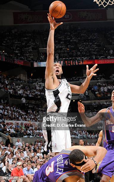 Tim Duncan of the San Antonio Spurs shoots against the Phoenix Suns in Game Three of the Western Conference Semifinals during the 2010 NBA Playoffs...