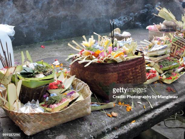 balinese temple offerings - incense coils 個照片及圖片檔