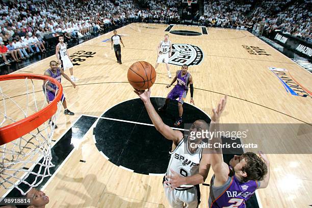 Tony Parker of the San Antonio Spurs shoots over Goran Dragic of the Phoenix Suns in Game Three of the Western Conference Semifinals during the 2010...
