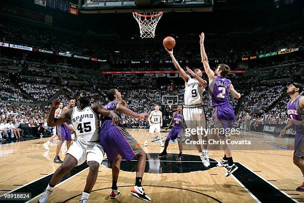 Tony Parker of the San Antonio Spurs shoots over Goran Dragic of the Phoenix Suns in Game Three of the Western Conference Semifinals during the 2010...