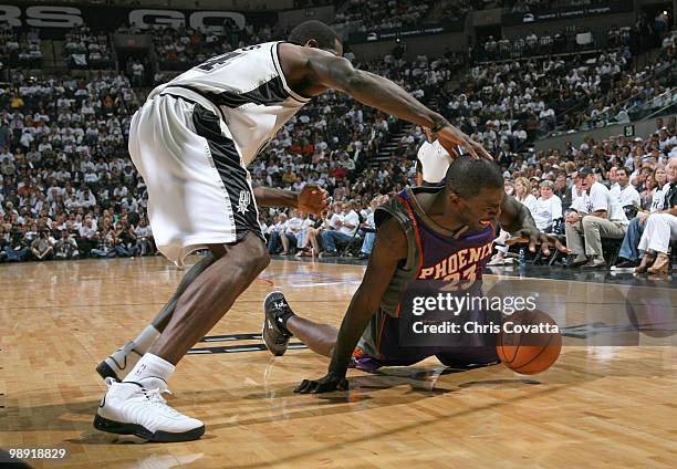 Jason Richardson of the Phoenix Suns battles for a loose ball with Antonio McDyess of the San Antonio Spurs in Game Three of the Western Conference...