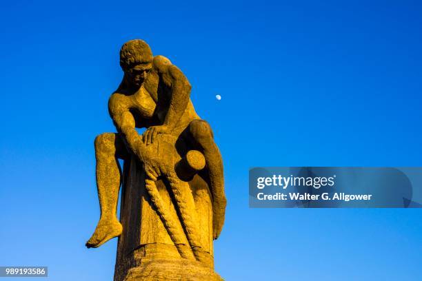 sculpture, the tug-of-war man by nikolaus friedrich, cologne, north rhine-westphalia, germany - nikolaus ストックフォトと画像