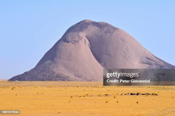 aicha monolith in the flat desert, adrar region, mauritania - aicha stock-fotos und bilder