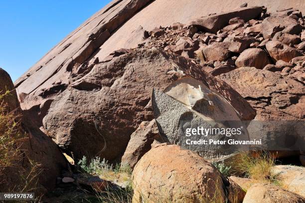 modern art at the aicha monolith in the middle of the desert, adrar region, mauritania - aicha stock-fotos und bilder